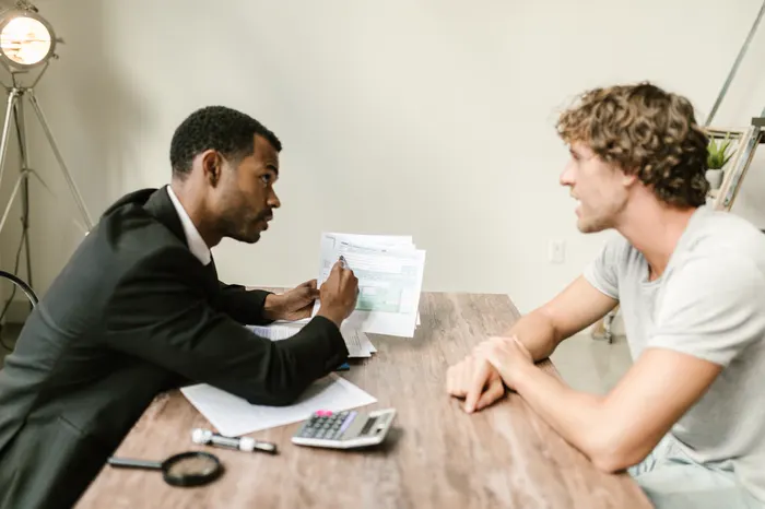 Jeune adulte en entretien pour préparer sa réorientation professionnelle